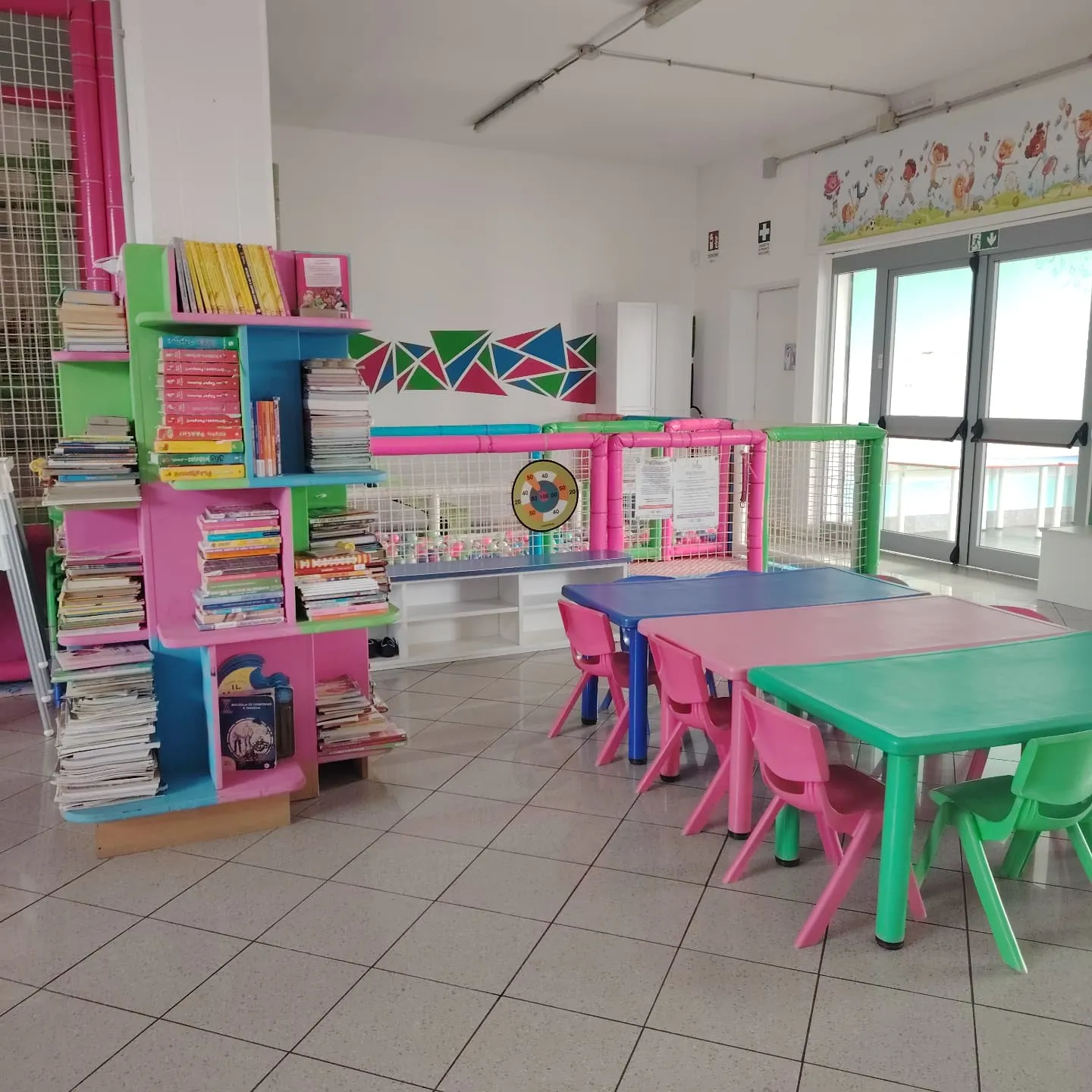 Interno della ludoteca Vamos a Jugar con bambini che giocano